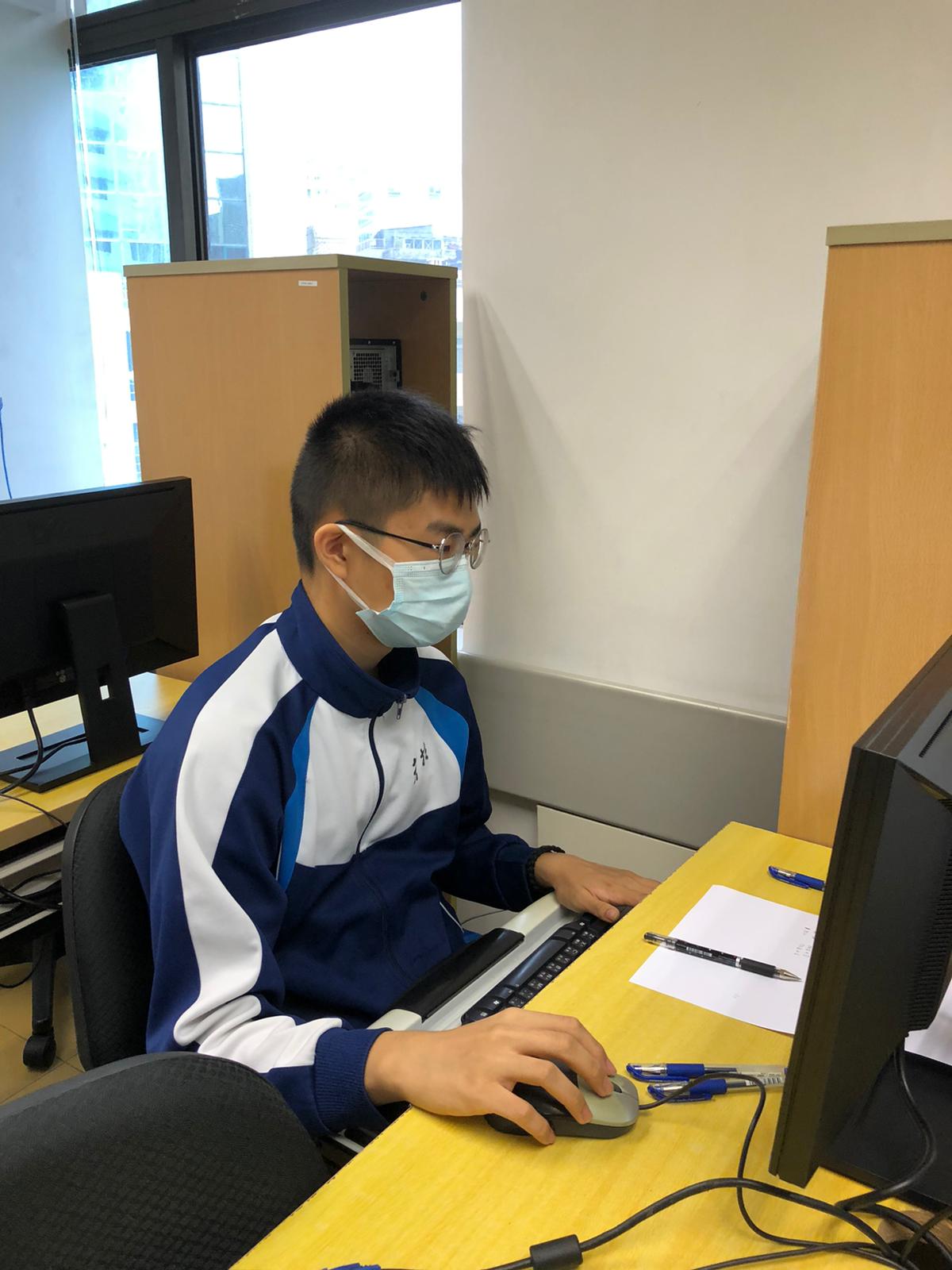 我校甄澄宇同學正在比賽