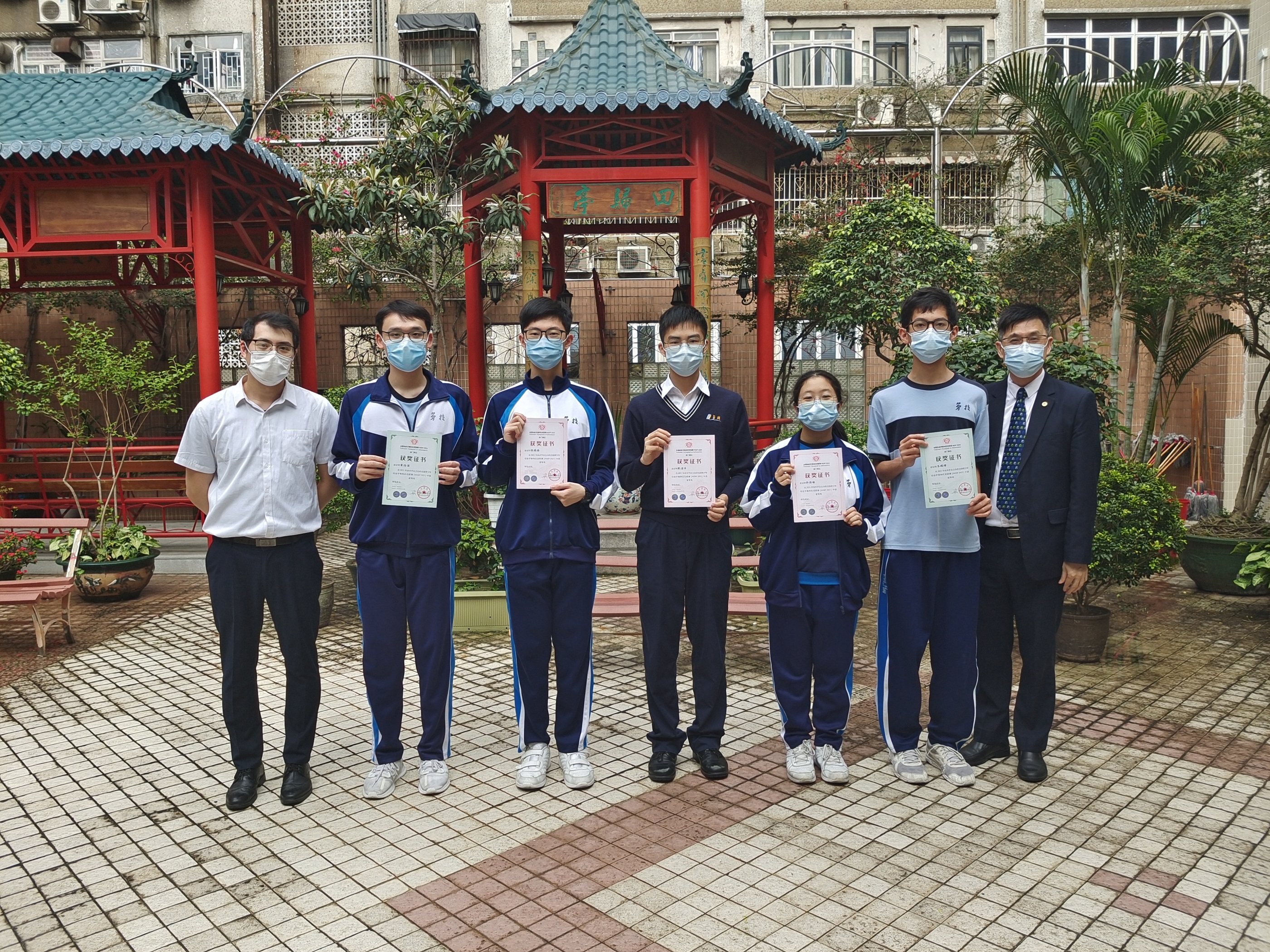 校長與得獎同學合照