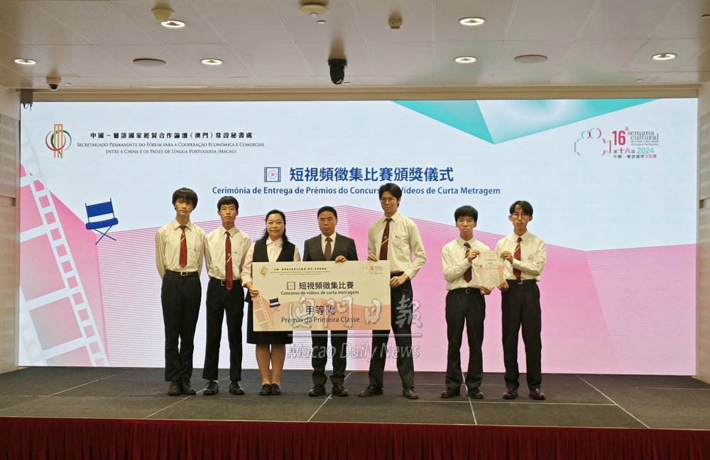 得獎師生與頒獎嘉賓合照