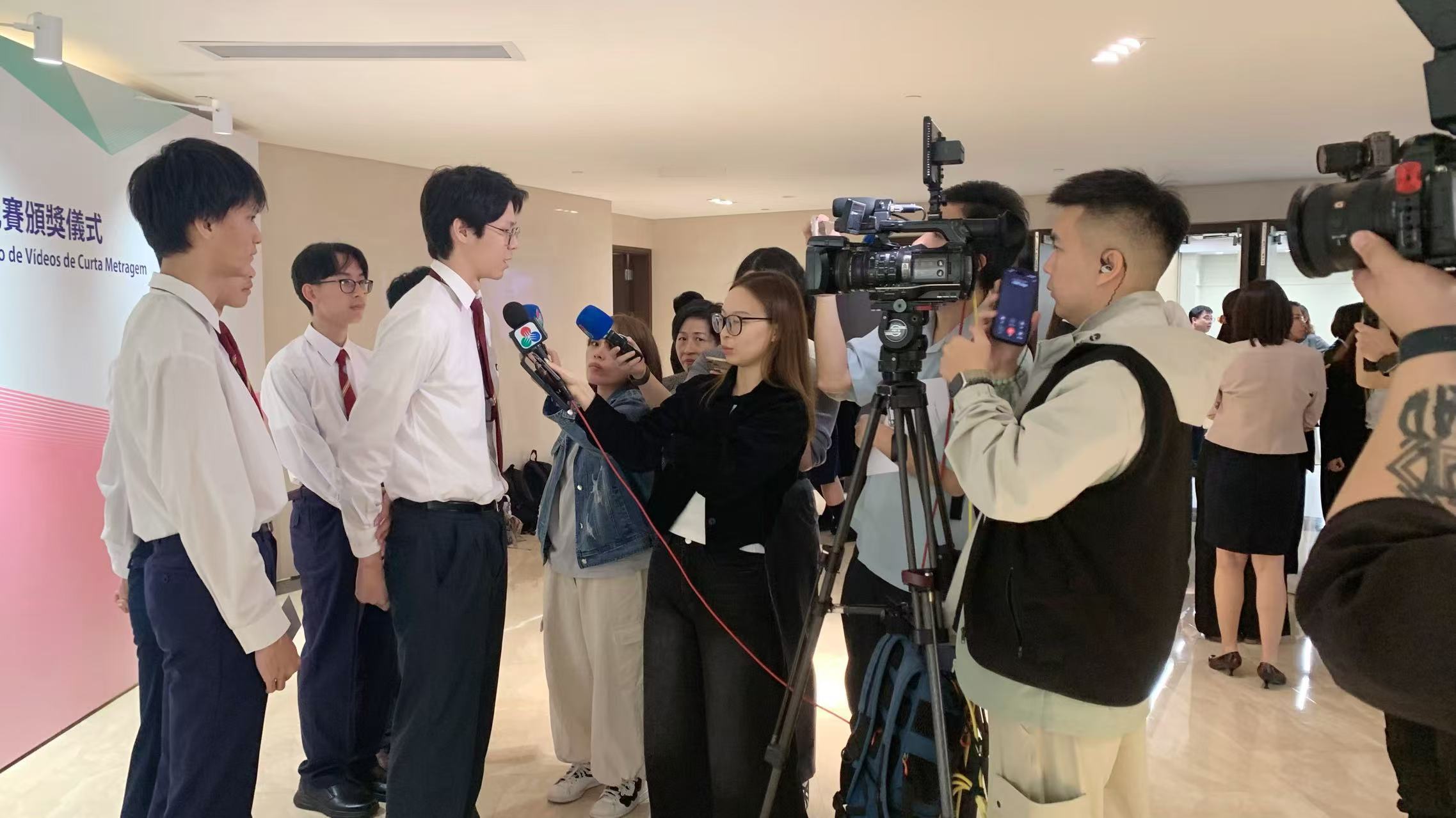 得獎同學接受各媒體訪問