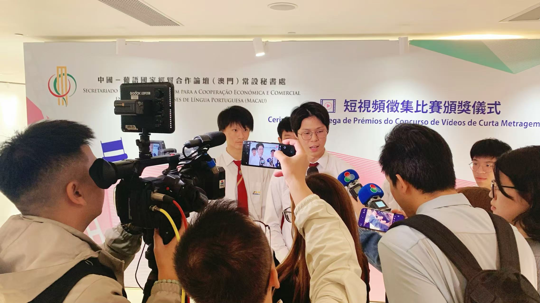 得獎同學接受各媒體訪問