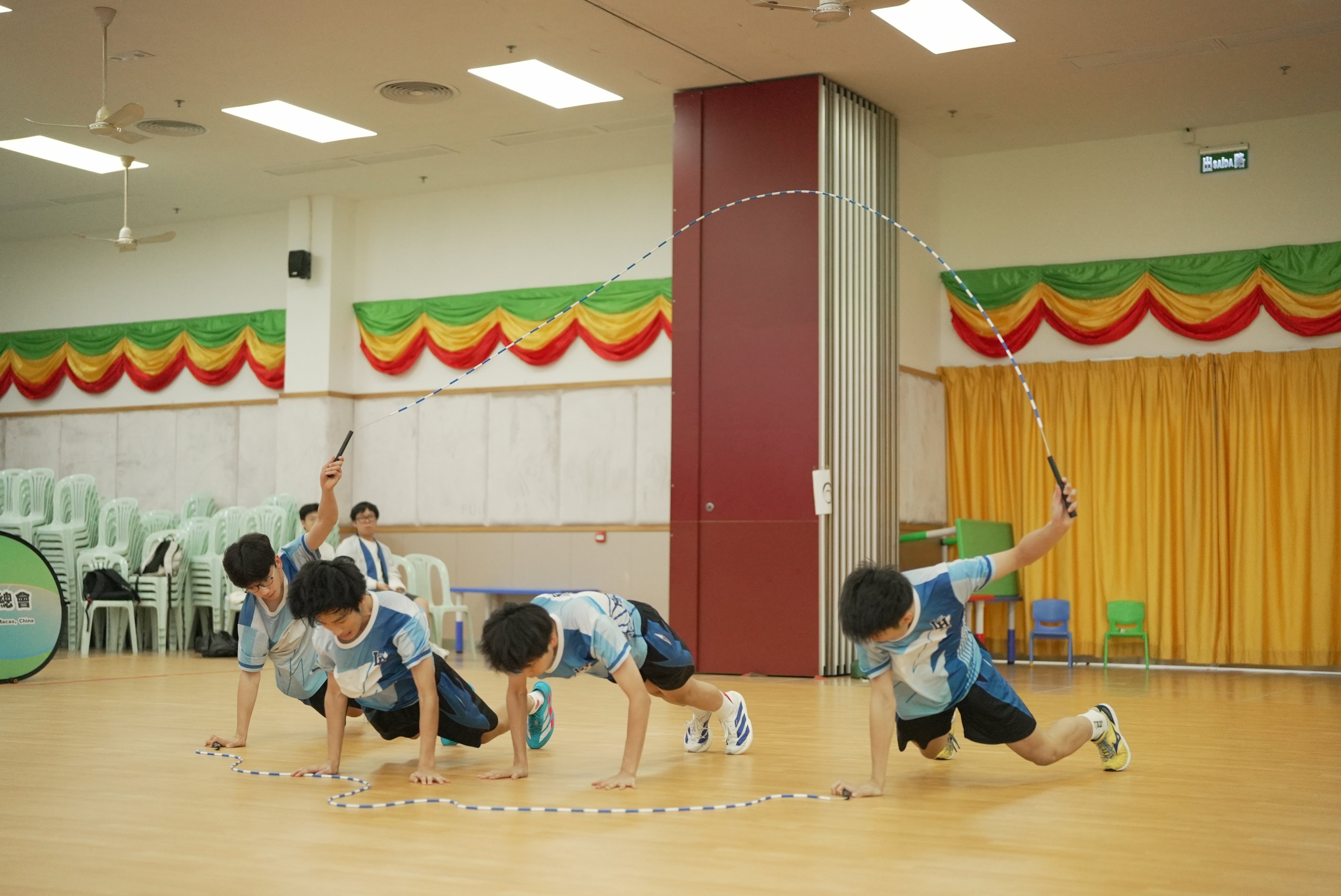 男子四人交互繩花式